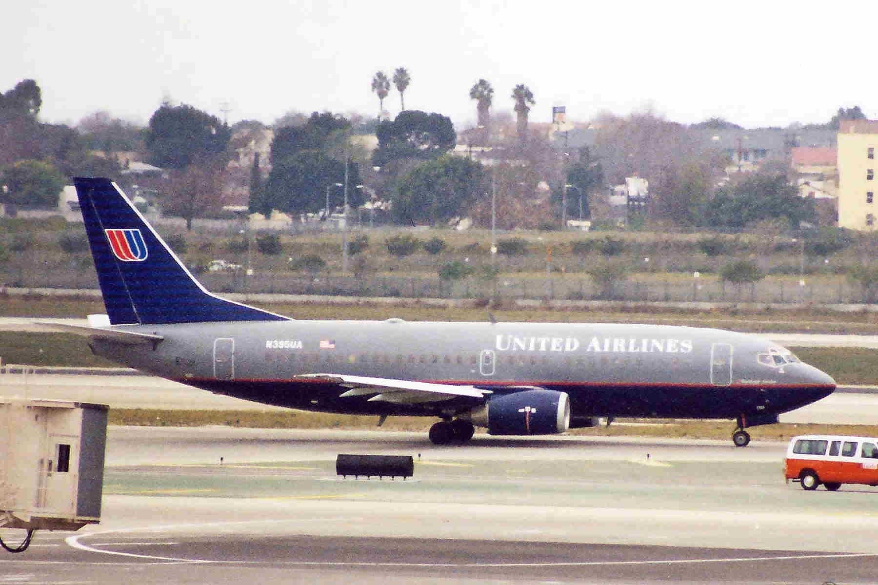N395UA — Twin-engine aircraft