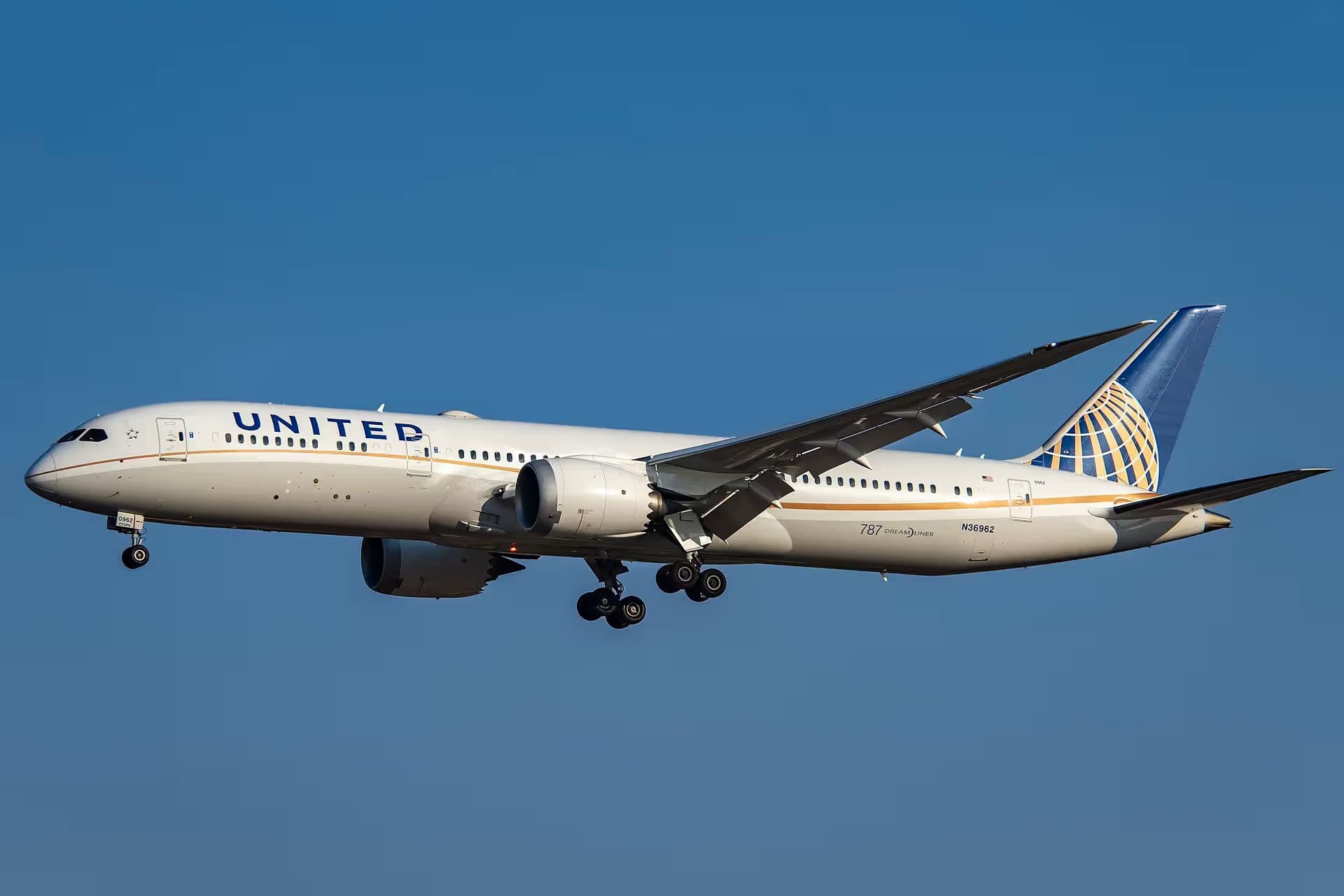 N36962 — Twin-engine aircraft