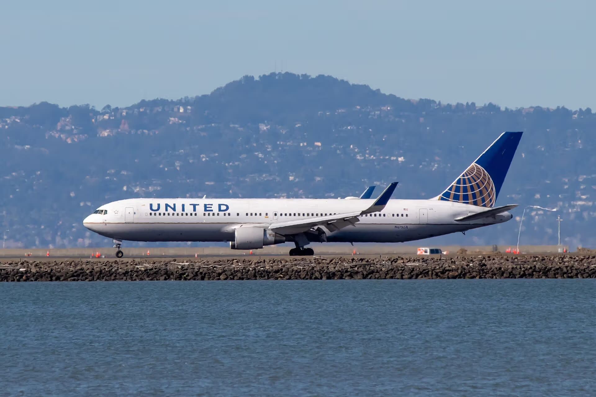 N675UA — Boeing