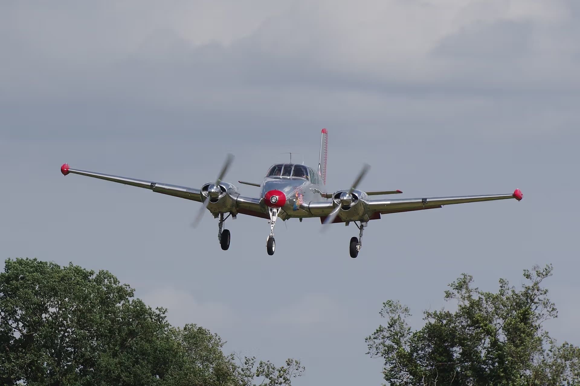 N3670B — Twin-engine aircraft