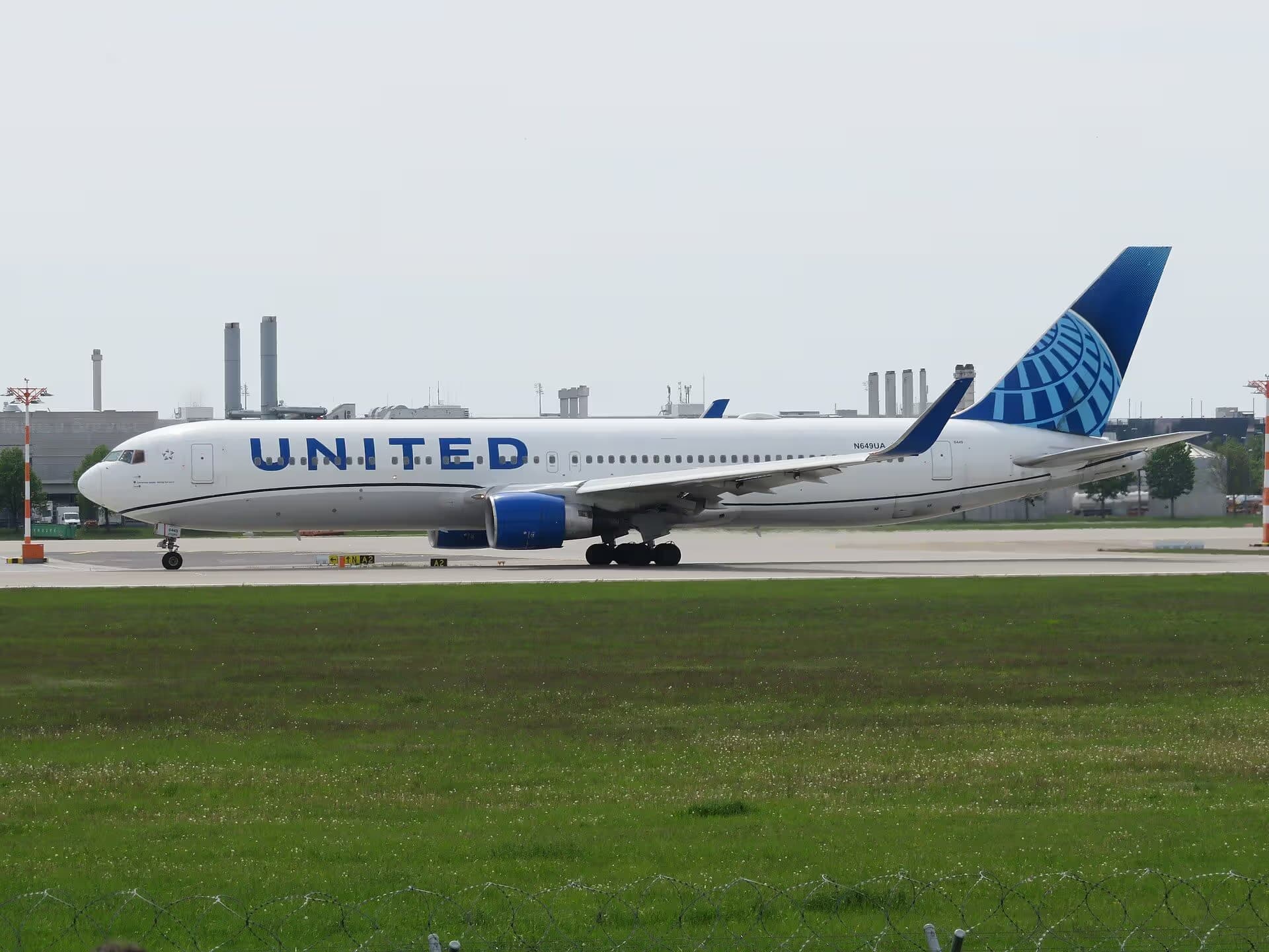 N649UA — Twin-engine aircraft at Munich Airport