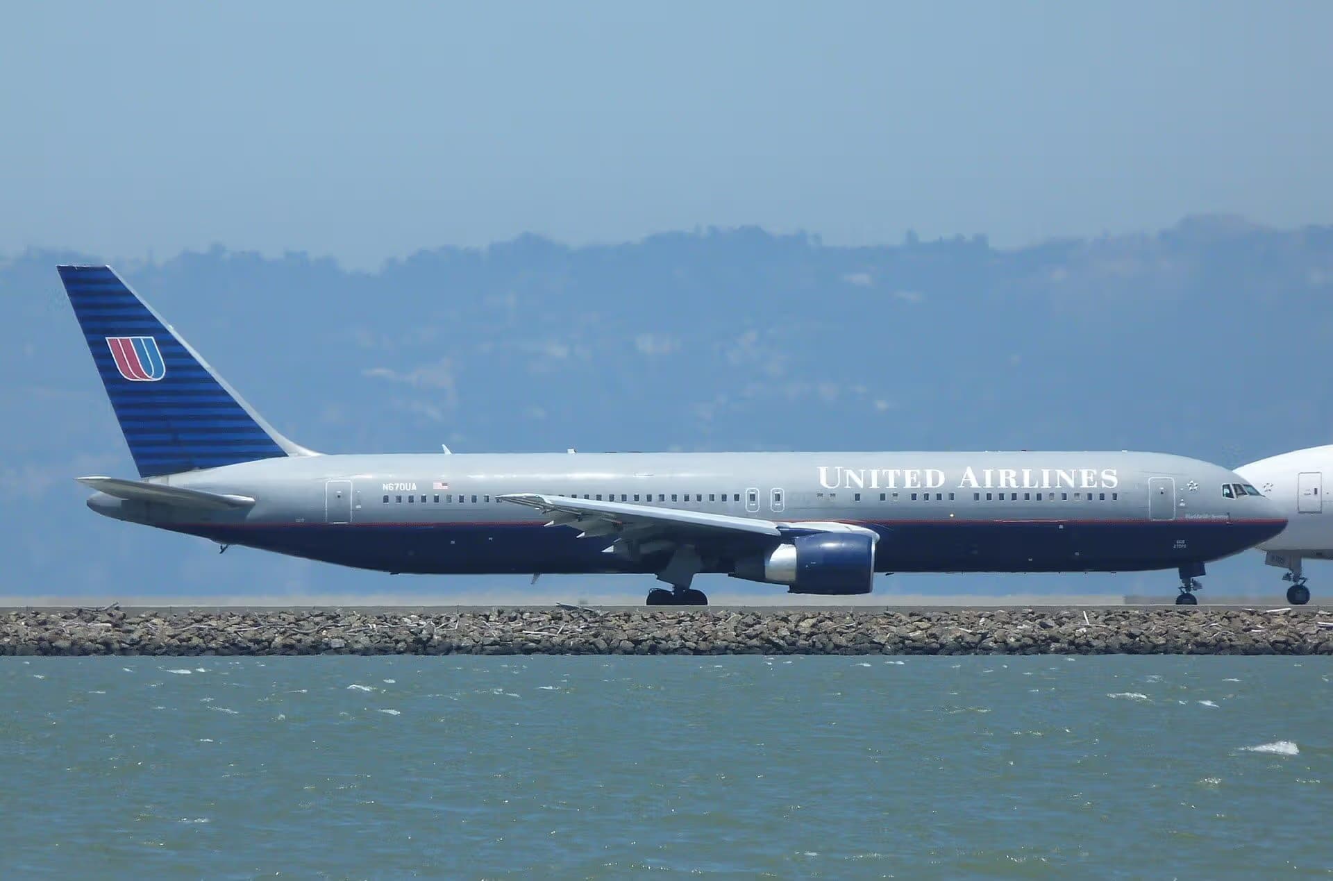 N670UA — Twin-engine aircraft
