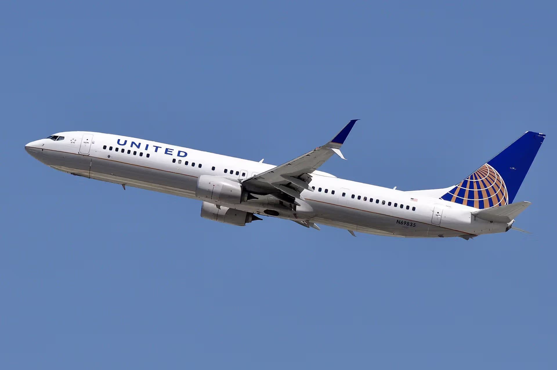 N69835 — Twin-engine aircraft