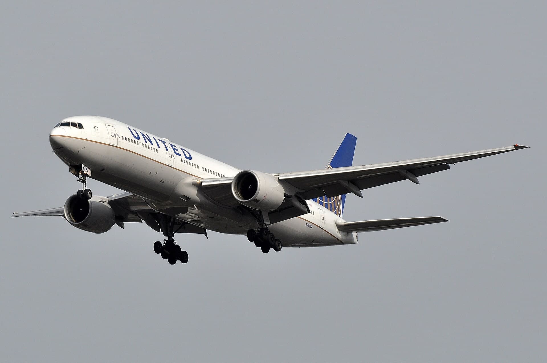 N798UA — Twin-engine aircraft