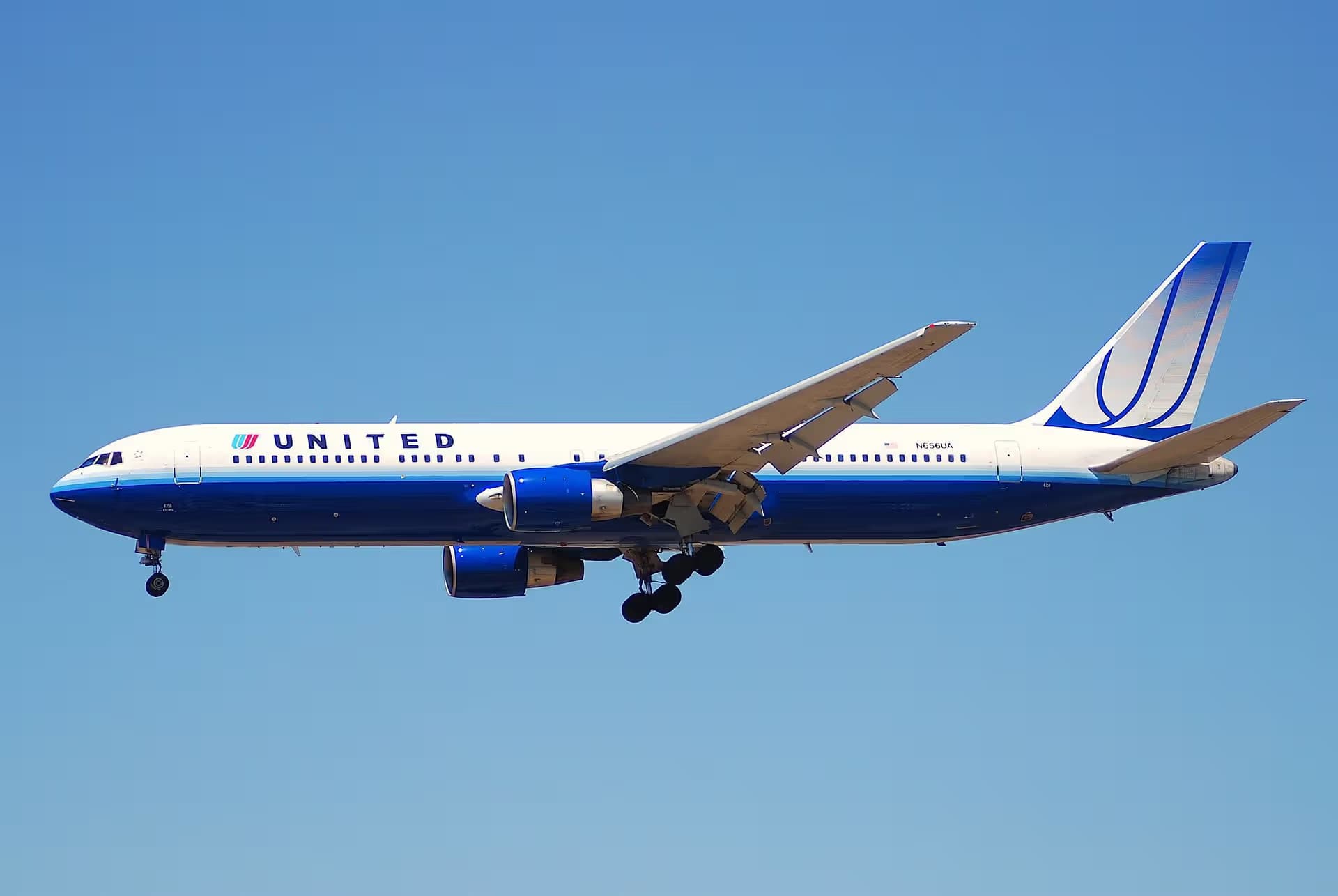 N656UA — Twin-engine aircraft