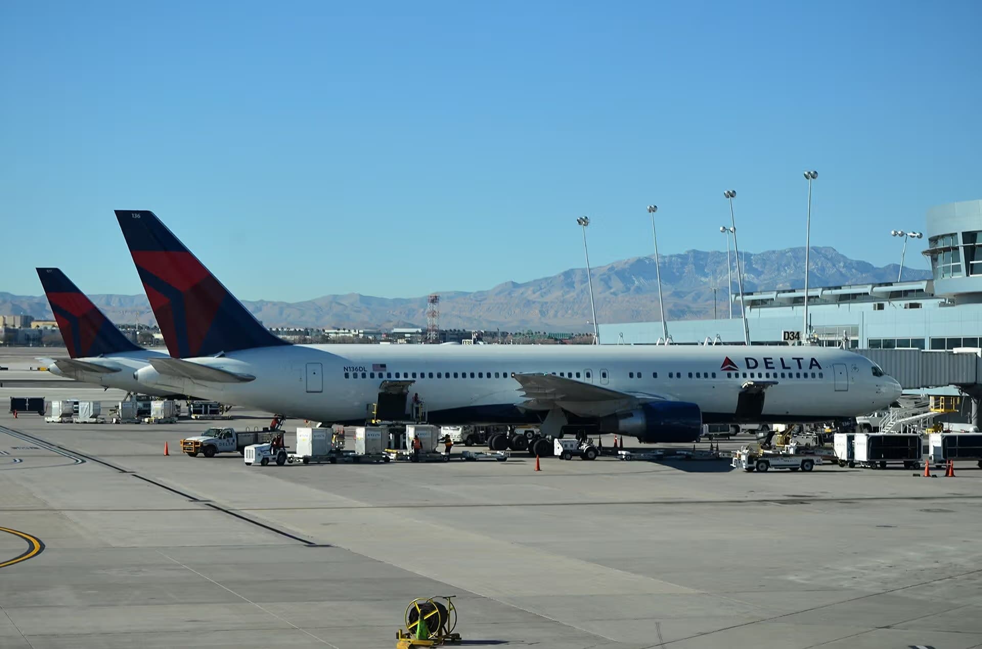 N136DL — Twin-engine aircraft