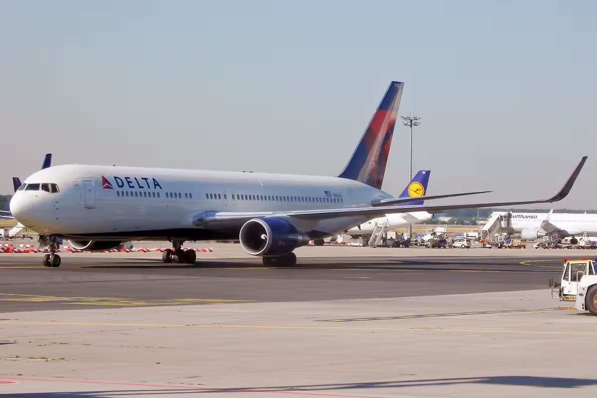 N1603 — Twin-engine aircraft