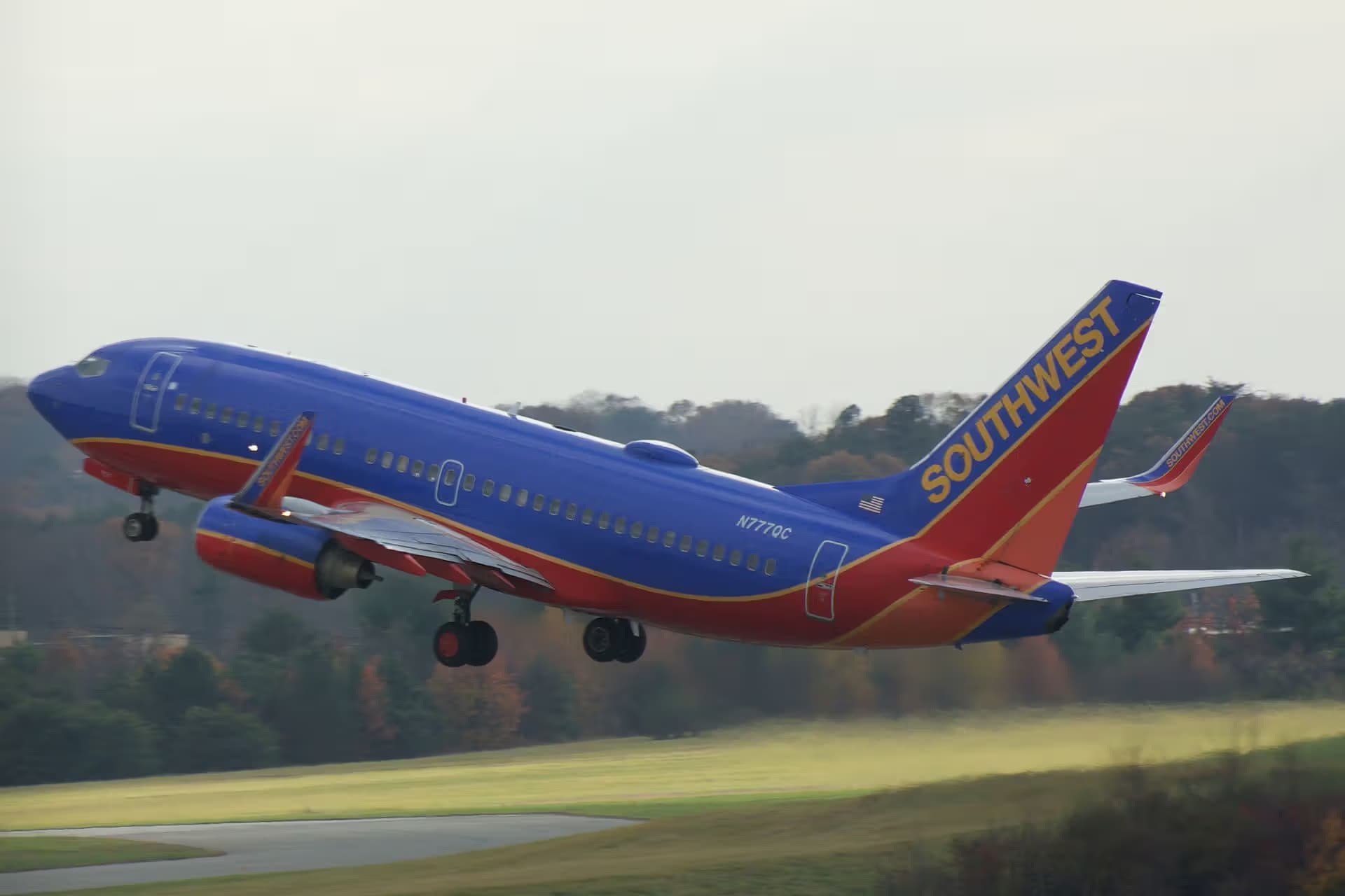 N777QC — Twin-engine aircraft