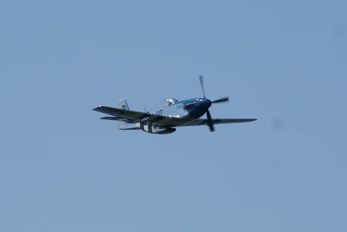 Unidentified — Single-engine aircraft