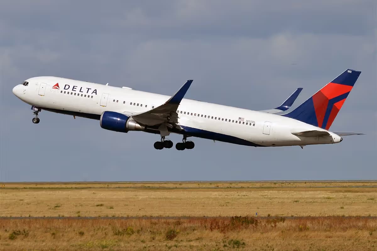 N152DL — Twin-engine aircraft