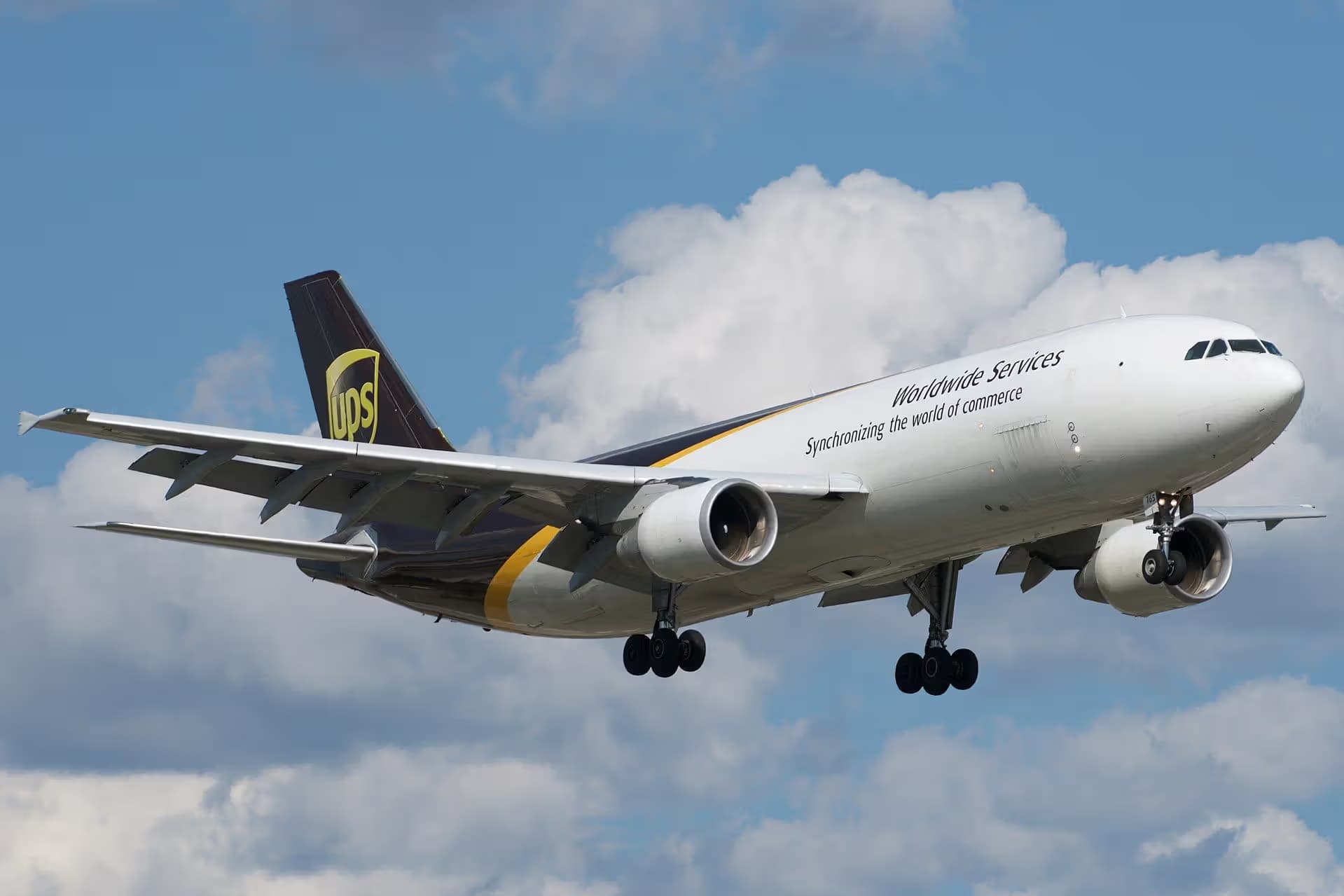 N165UP — Twin-engine aircraft
