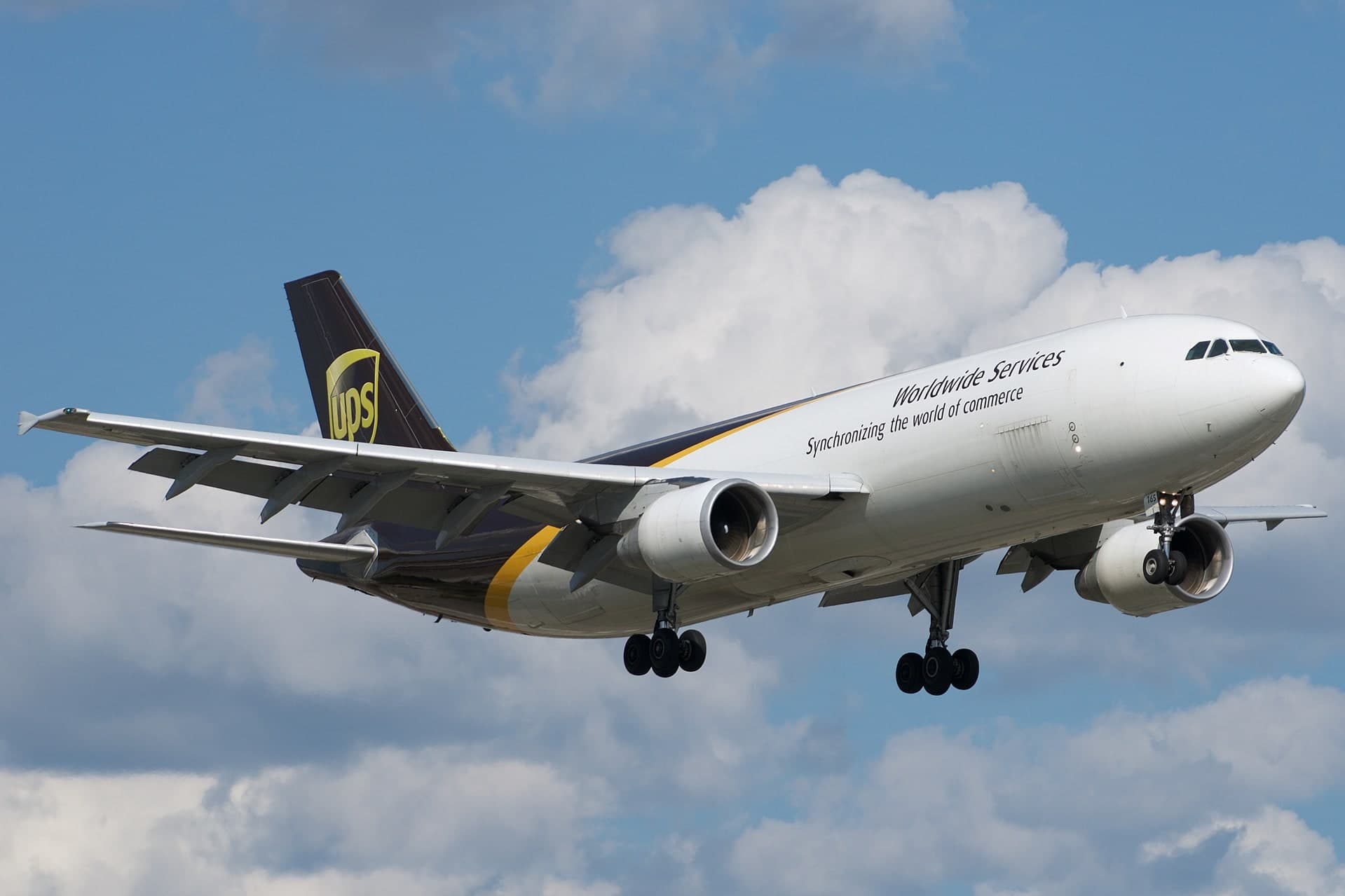 N165UP — Twin-engine aircraft