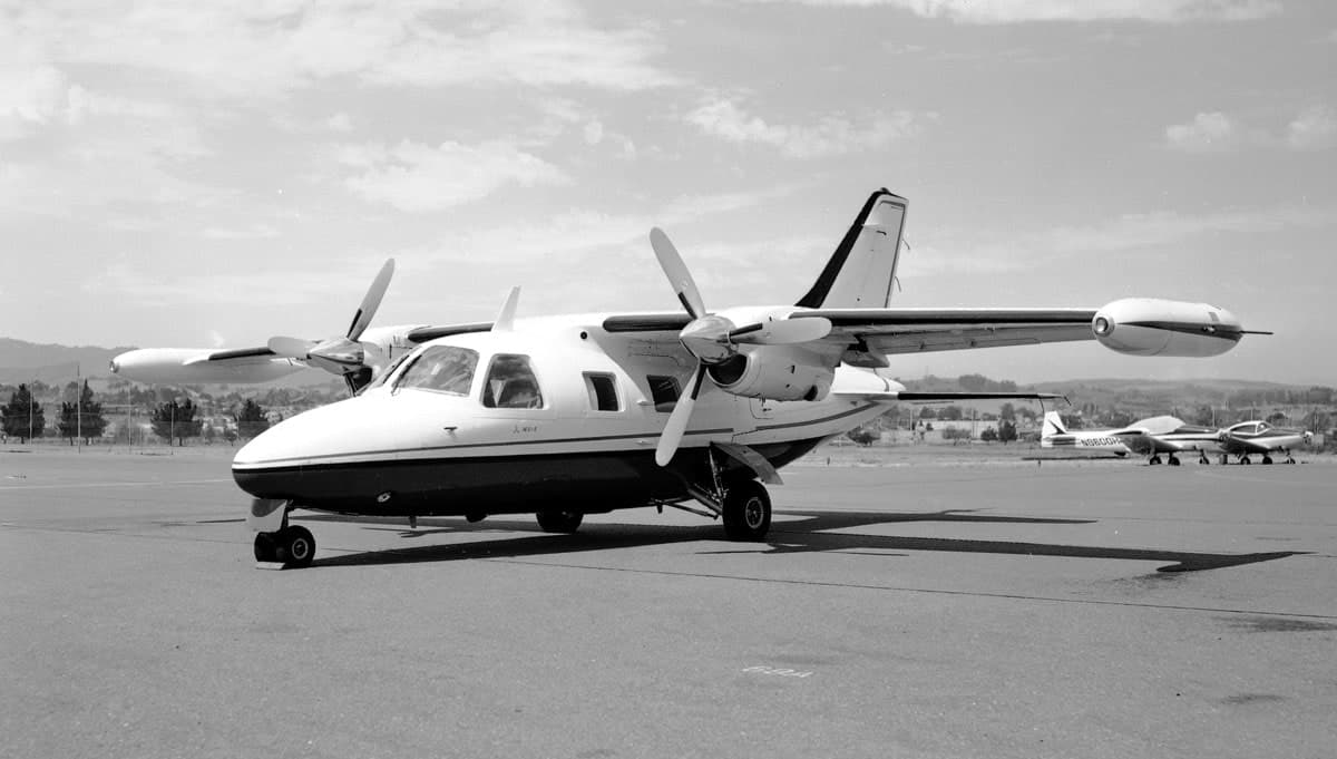 N879Q — Twin-engine aircraft