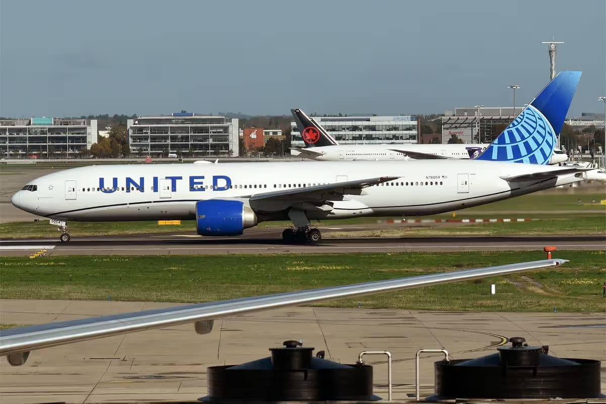 N78004 — Twin-engine aircraft