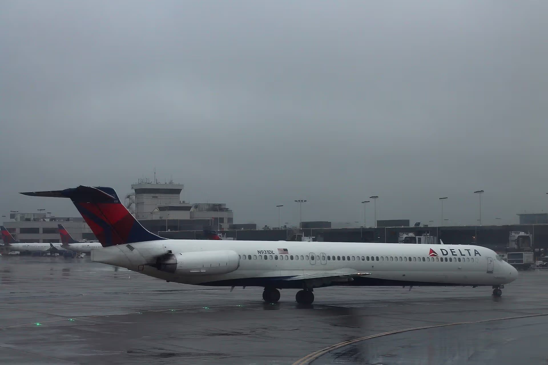 N931DL — Twin-engine aircraft