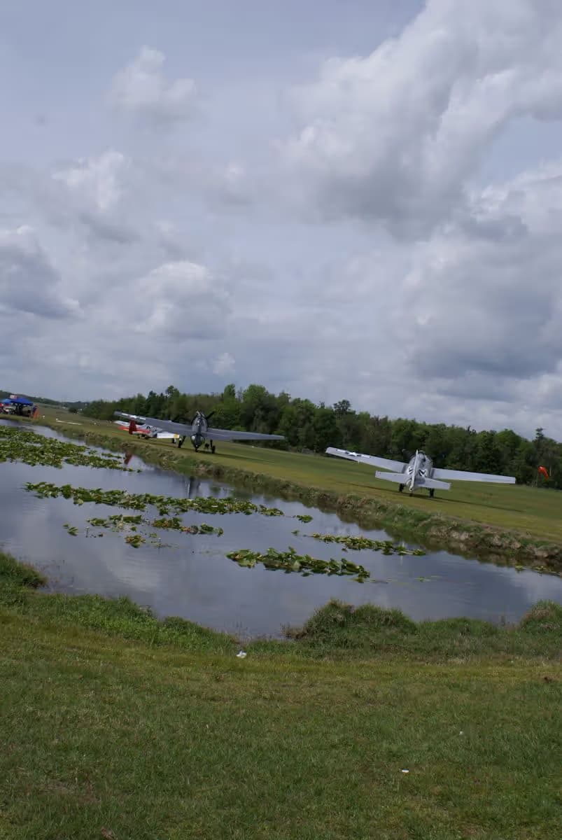 Unidentified — Single-engine aircraft