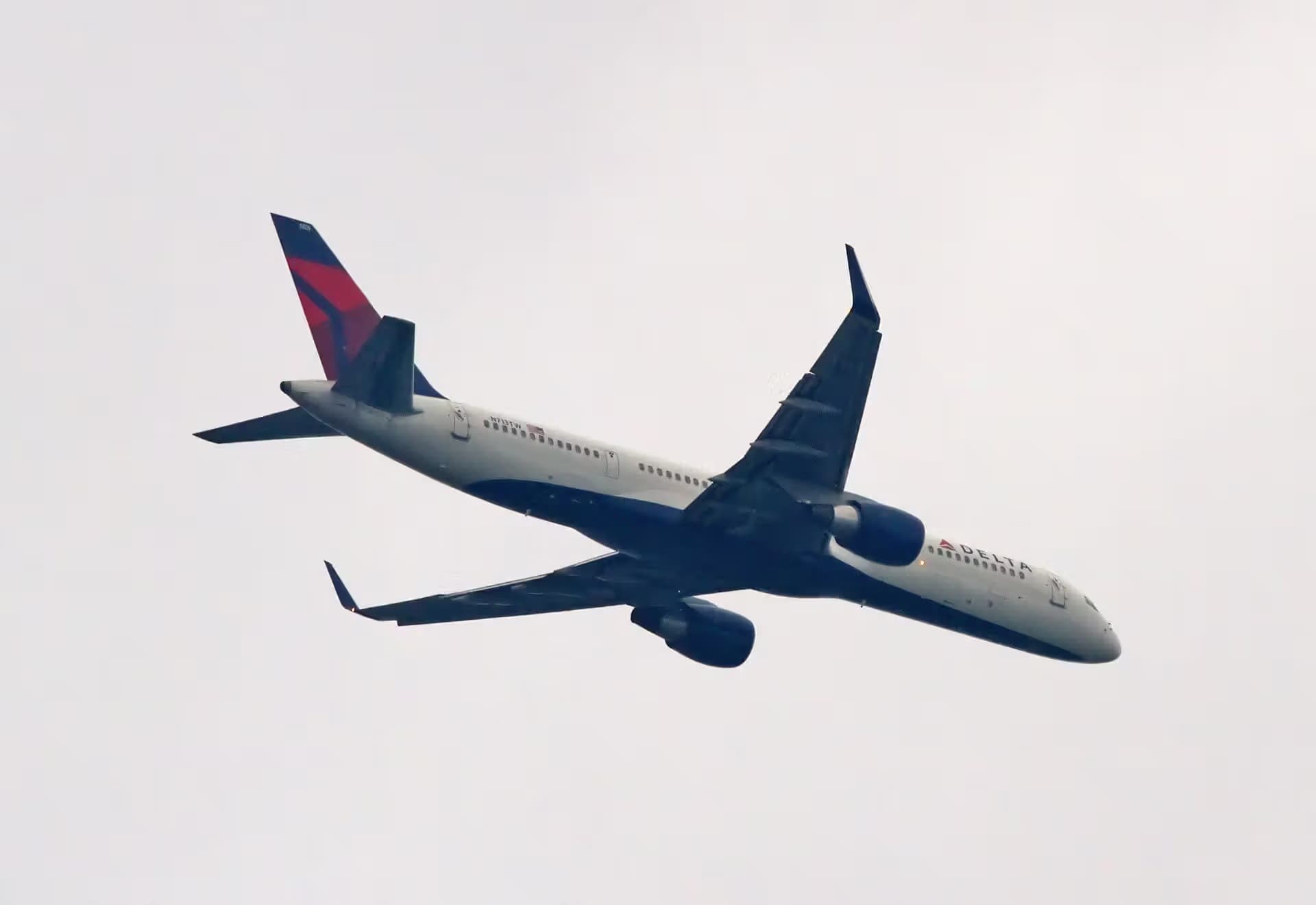 N713TW — Twin-engine aircraft