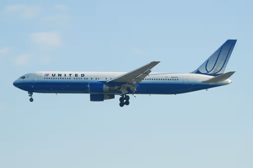 N660UA — Twin-engine aircraft