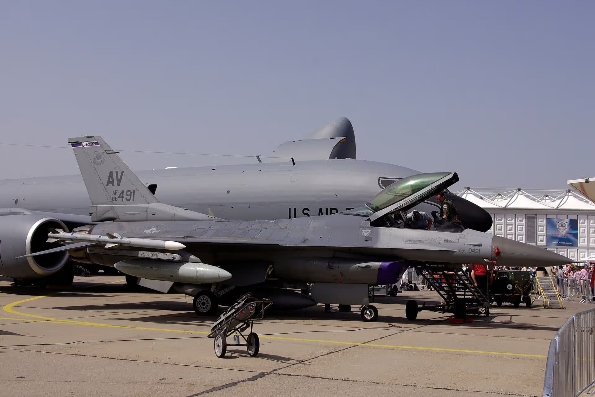 Unidentified — Single-engine aircraft