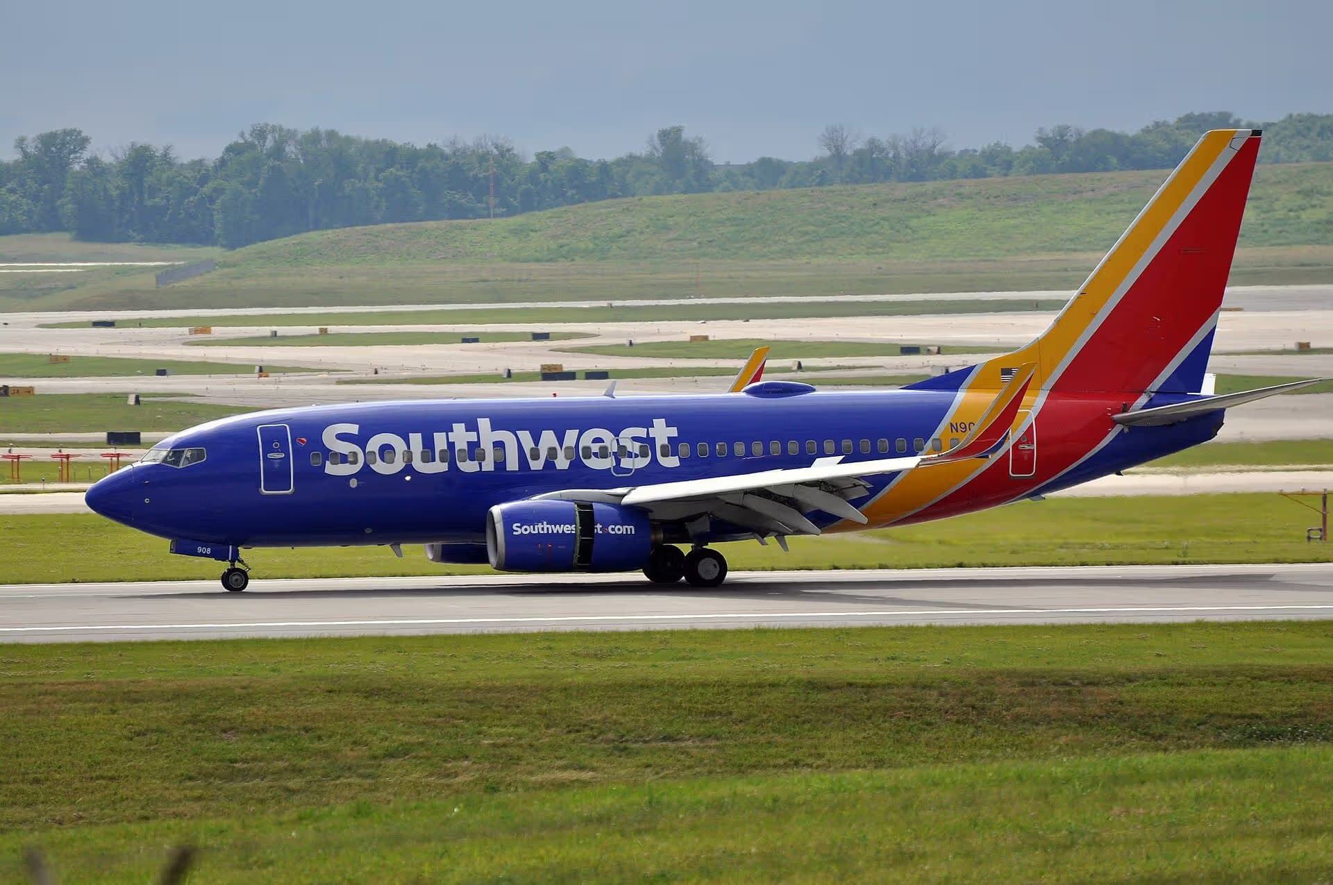 N908WN — Twin-engine aircraft
