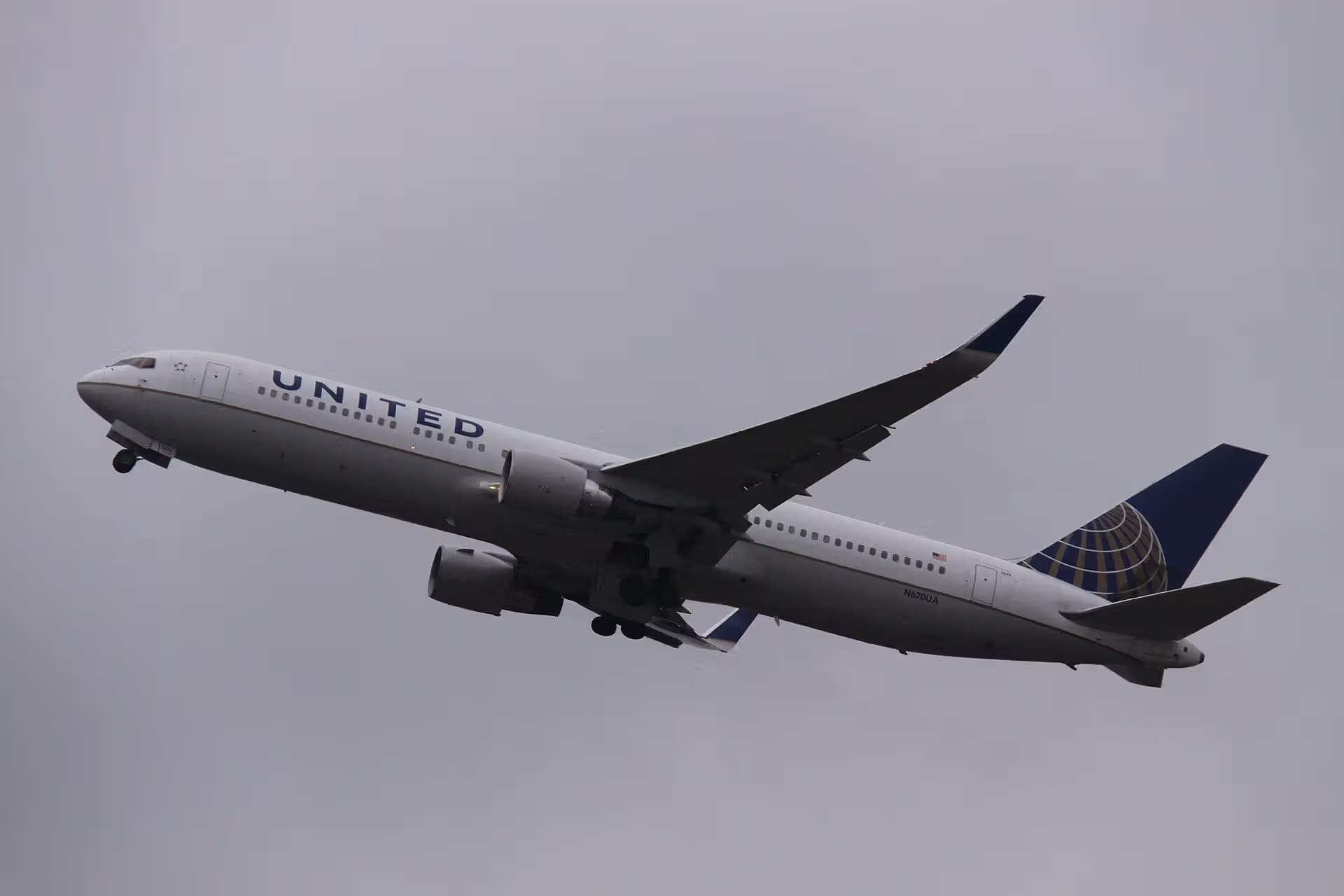 N670UA — Twin-engine aircraft