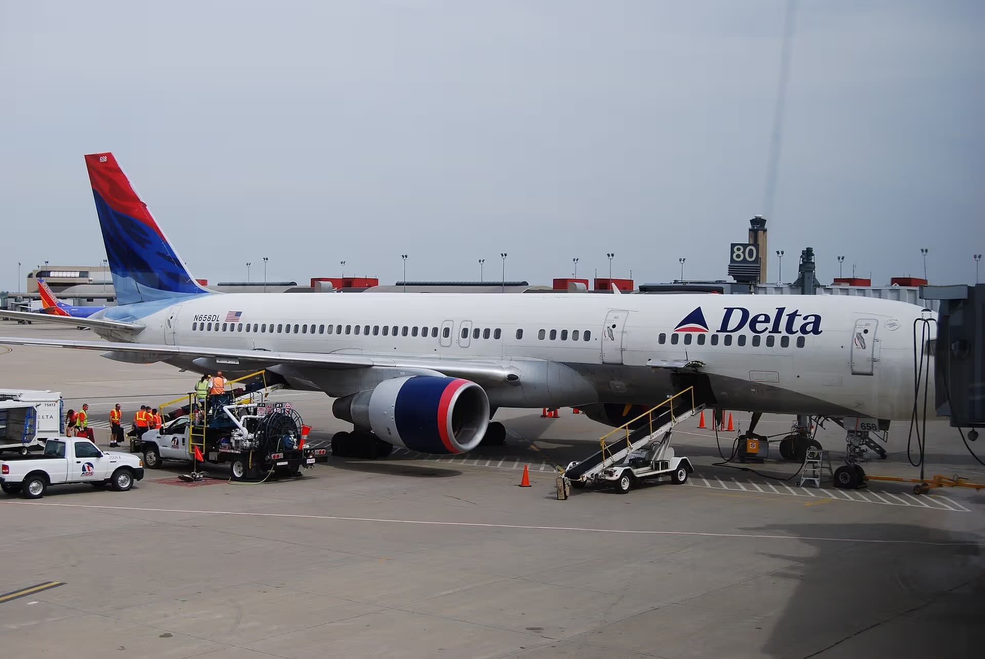 N658DL — Twin-engine aircraft