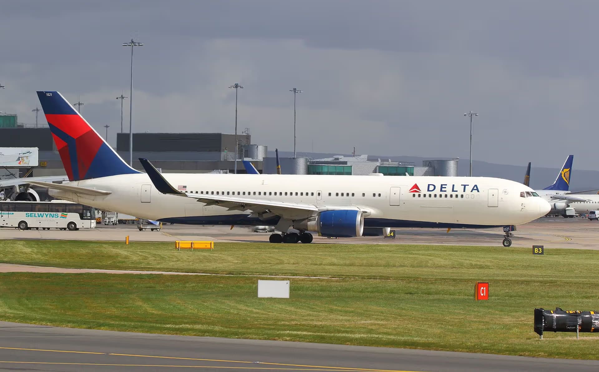 N394DL — Twin-engine aircraft