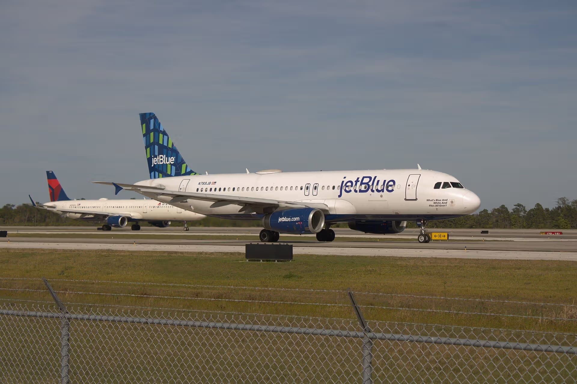 N789JB — Twin-engine aircraft