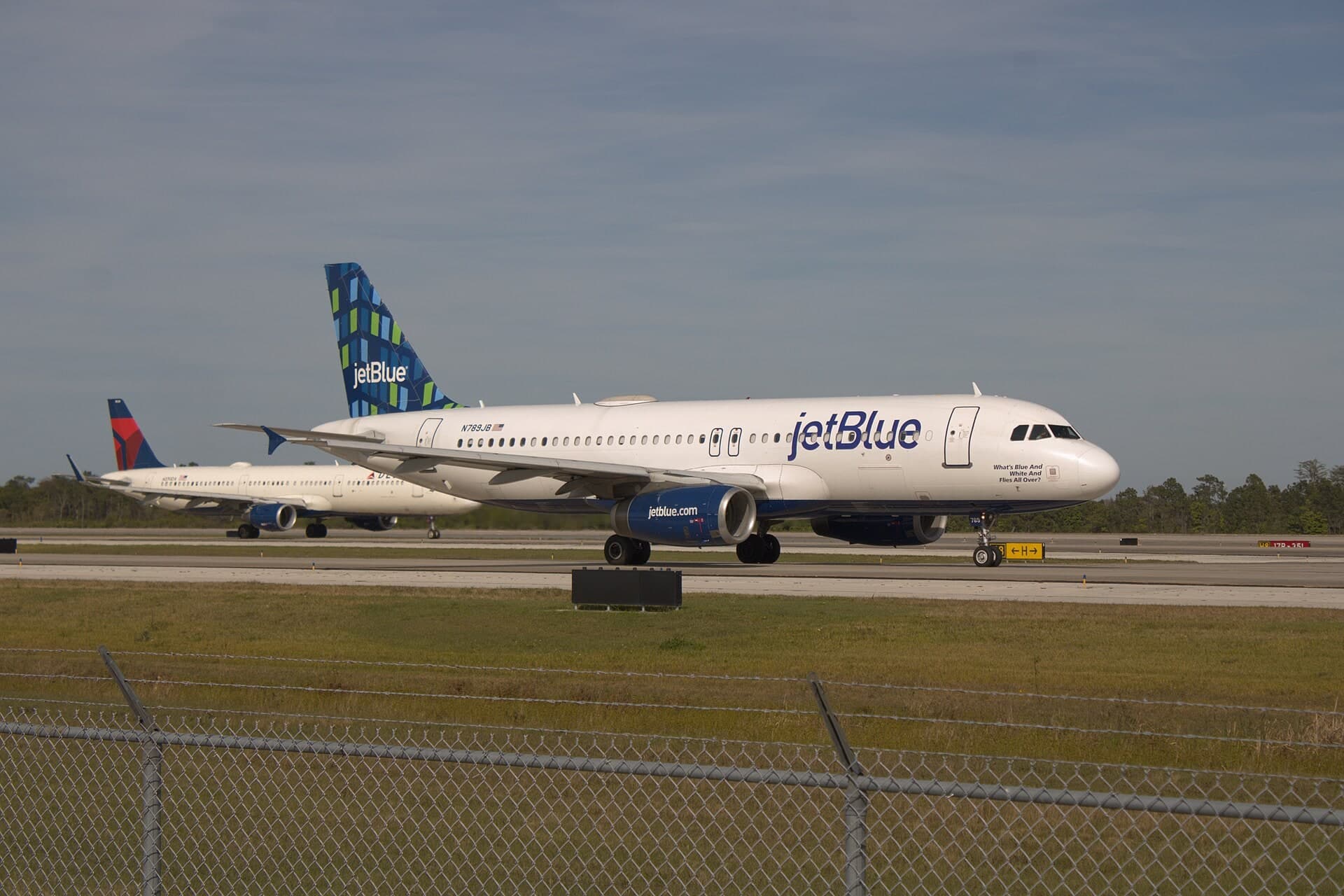 N789JB — Twin-engine aircraft