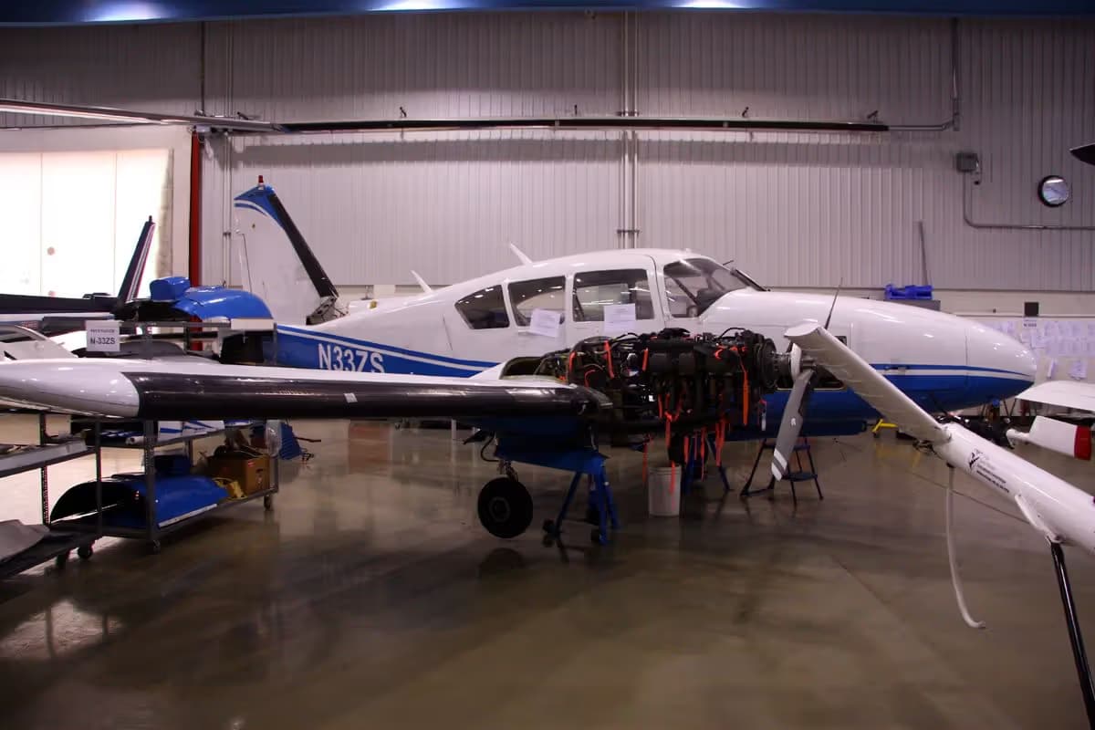 N33ZS — Twin-engine aircraft