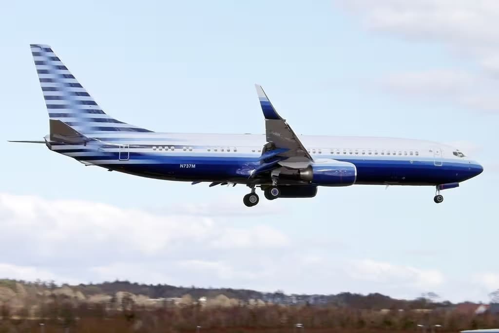 N737M — Twin-engine aircraft
