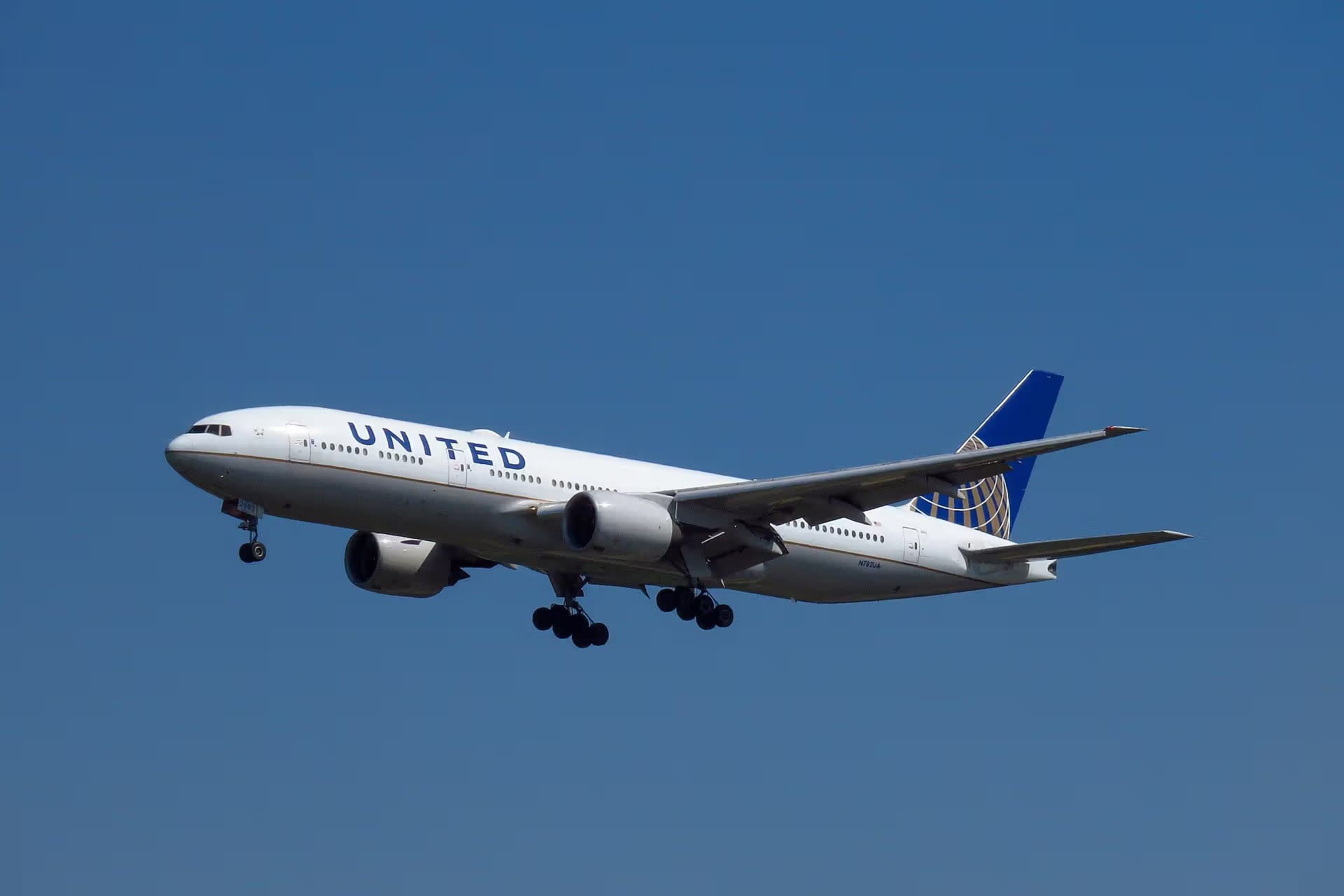 N782UA — Twin-engine aircraft
