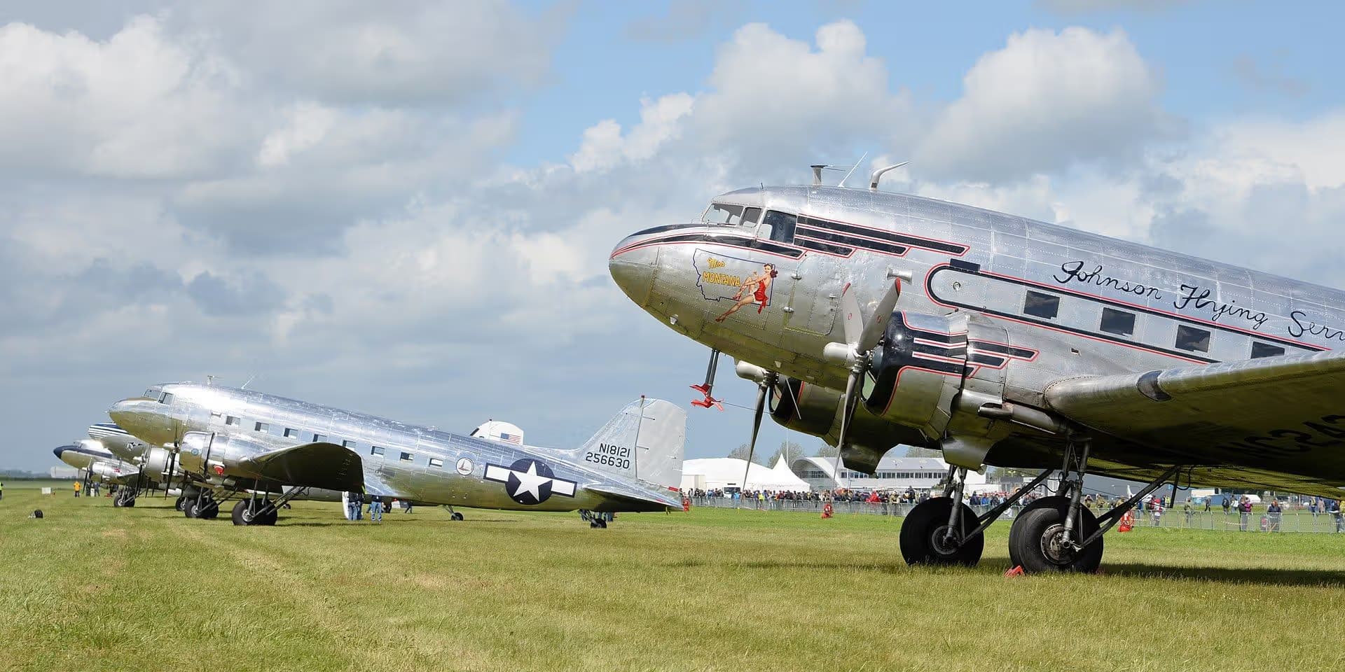 Unidentified — Twin-engine aircraft