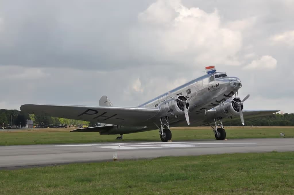 Unidentified — Twin-engine aircraft