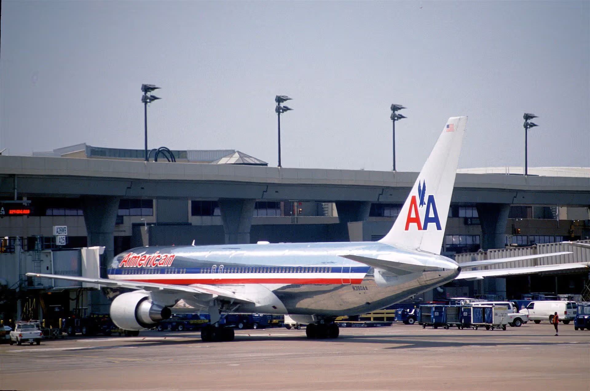 N390AA — Boeing