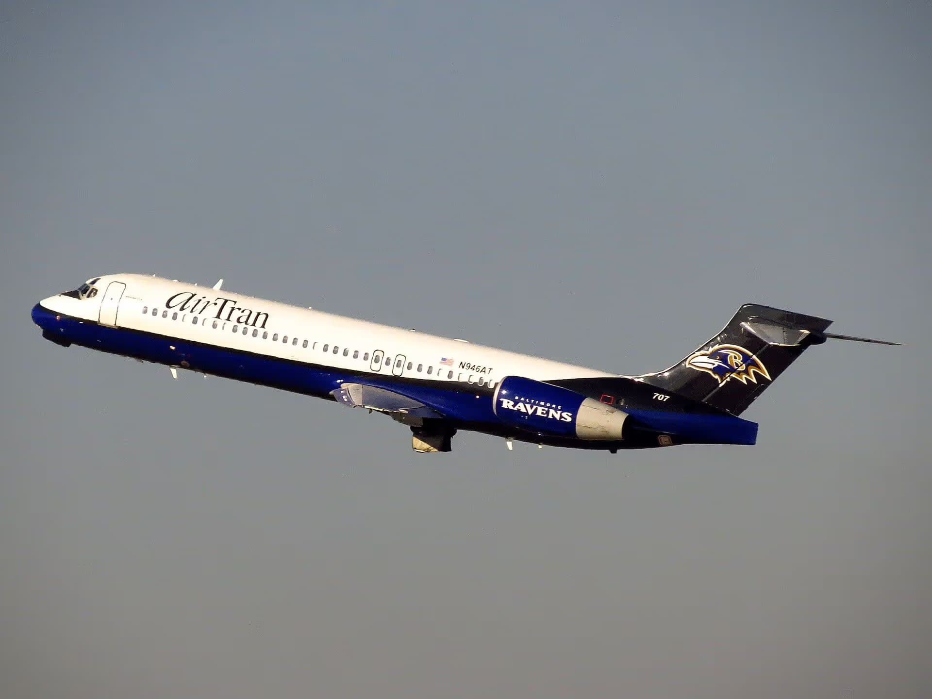 N946AT — Twin-engine aircraft