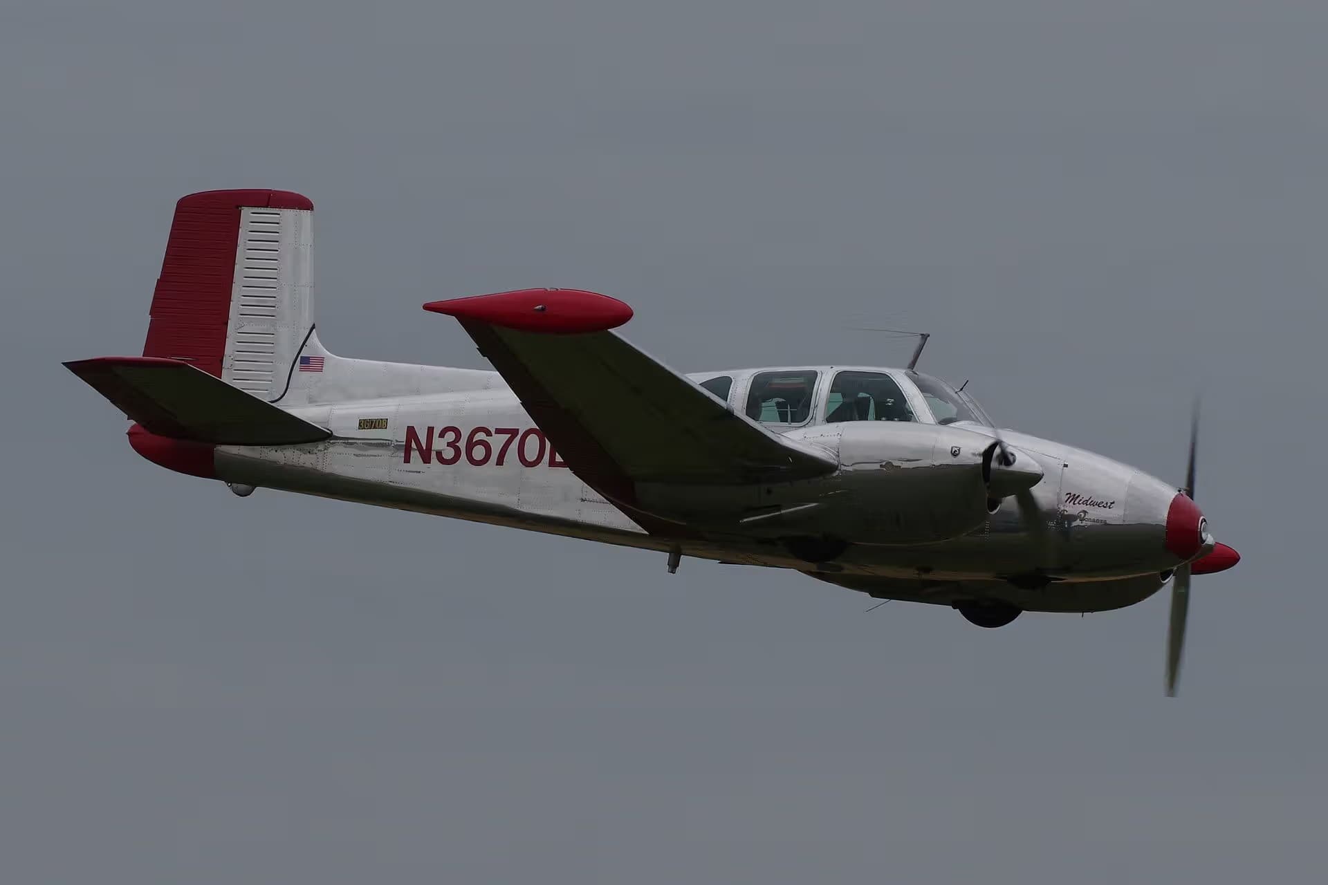 N3670B — Twin-engine aircraft