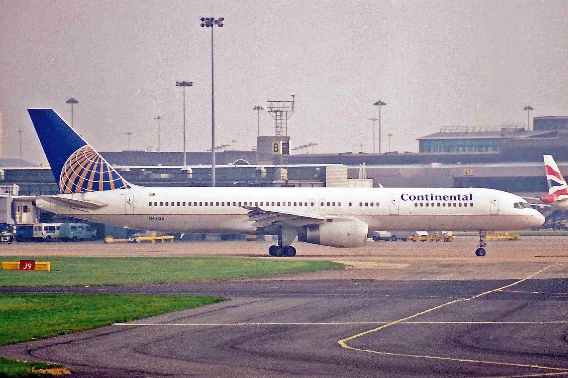 N41135 — Twin-engine aircraft