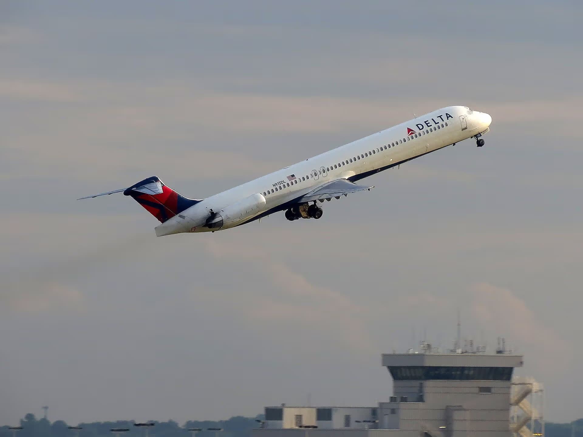N915DL — Aircraft