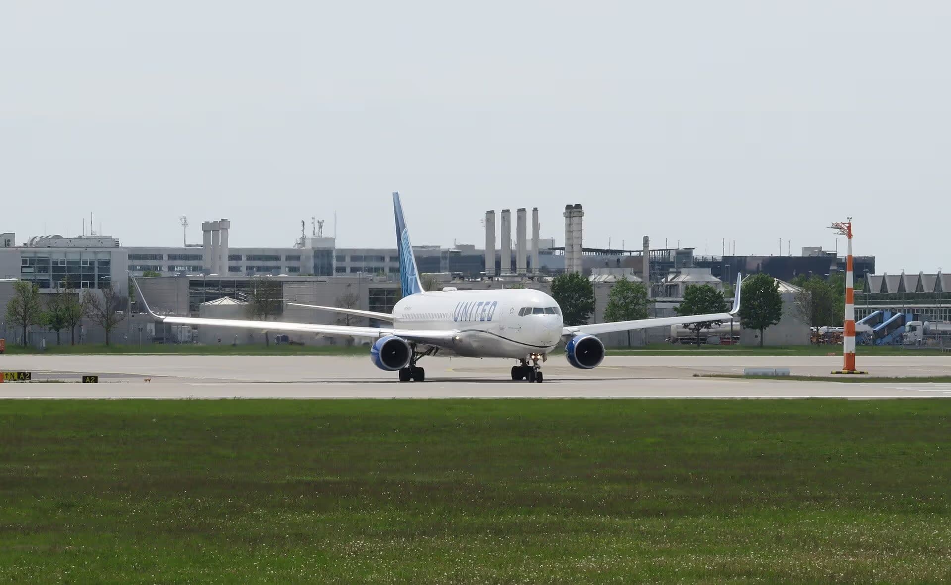 N649UA — Twin-engine aircraft at Munich Airport