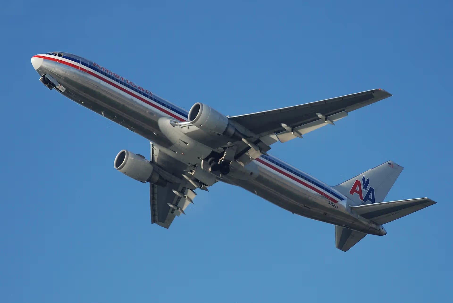 N352AA — Twin-engine aircraft