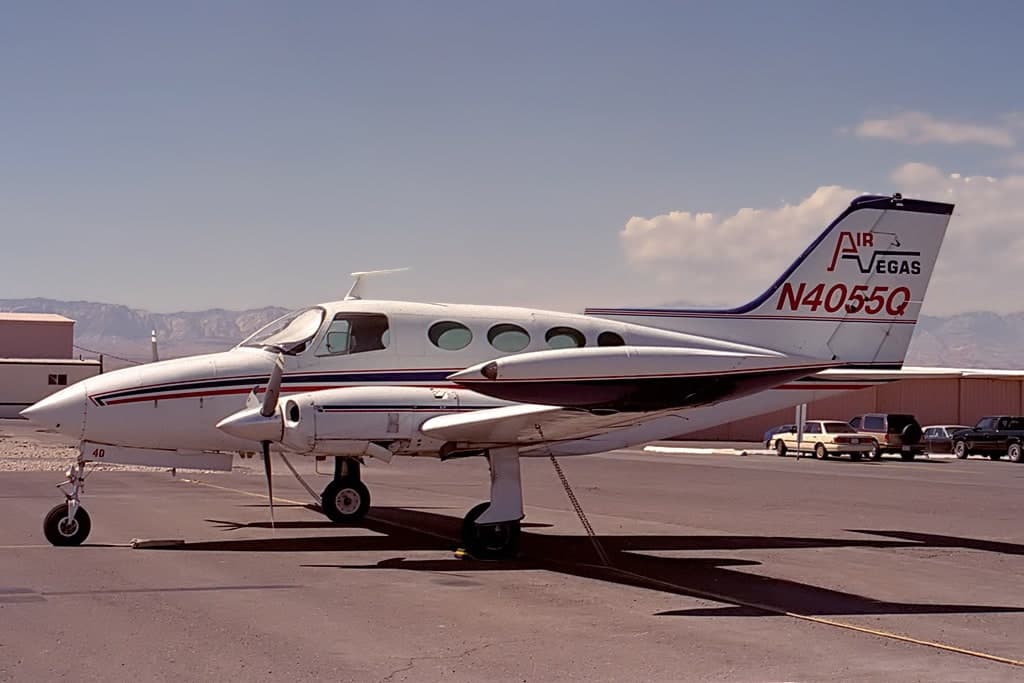 N4055Q — Twin-engine aircraft
