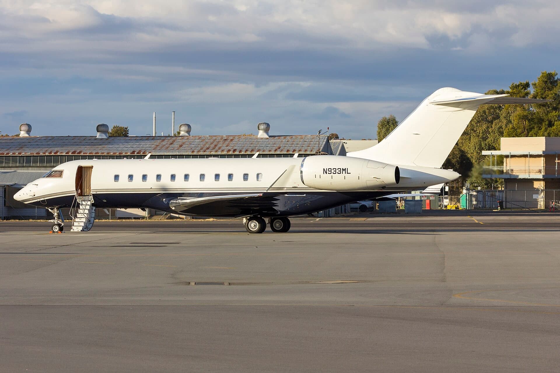 N933ML — Business jet