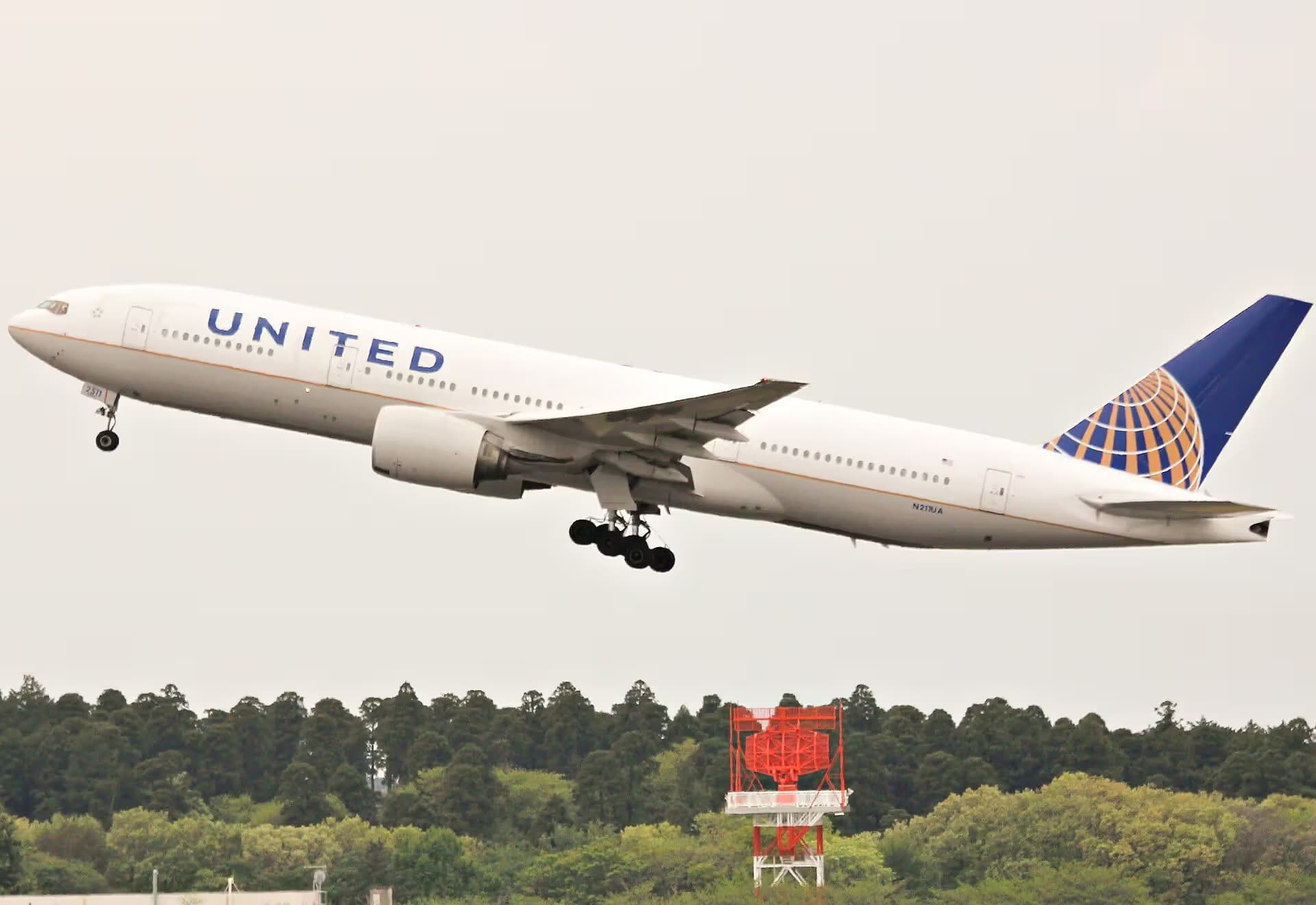 N211UA — Twin-engine aircraft