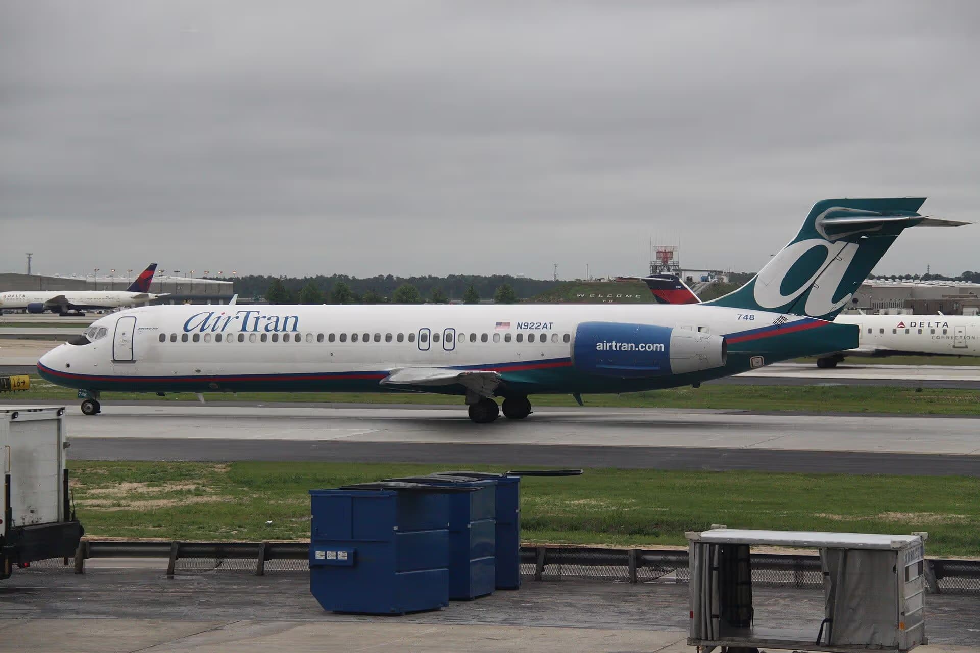 N922AT — Twin-engine aircraft