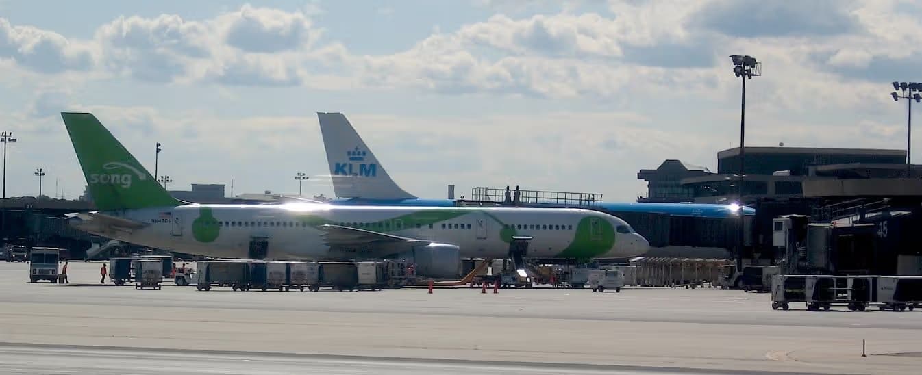 N647DL — Twin-engine aircraft