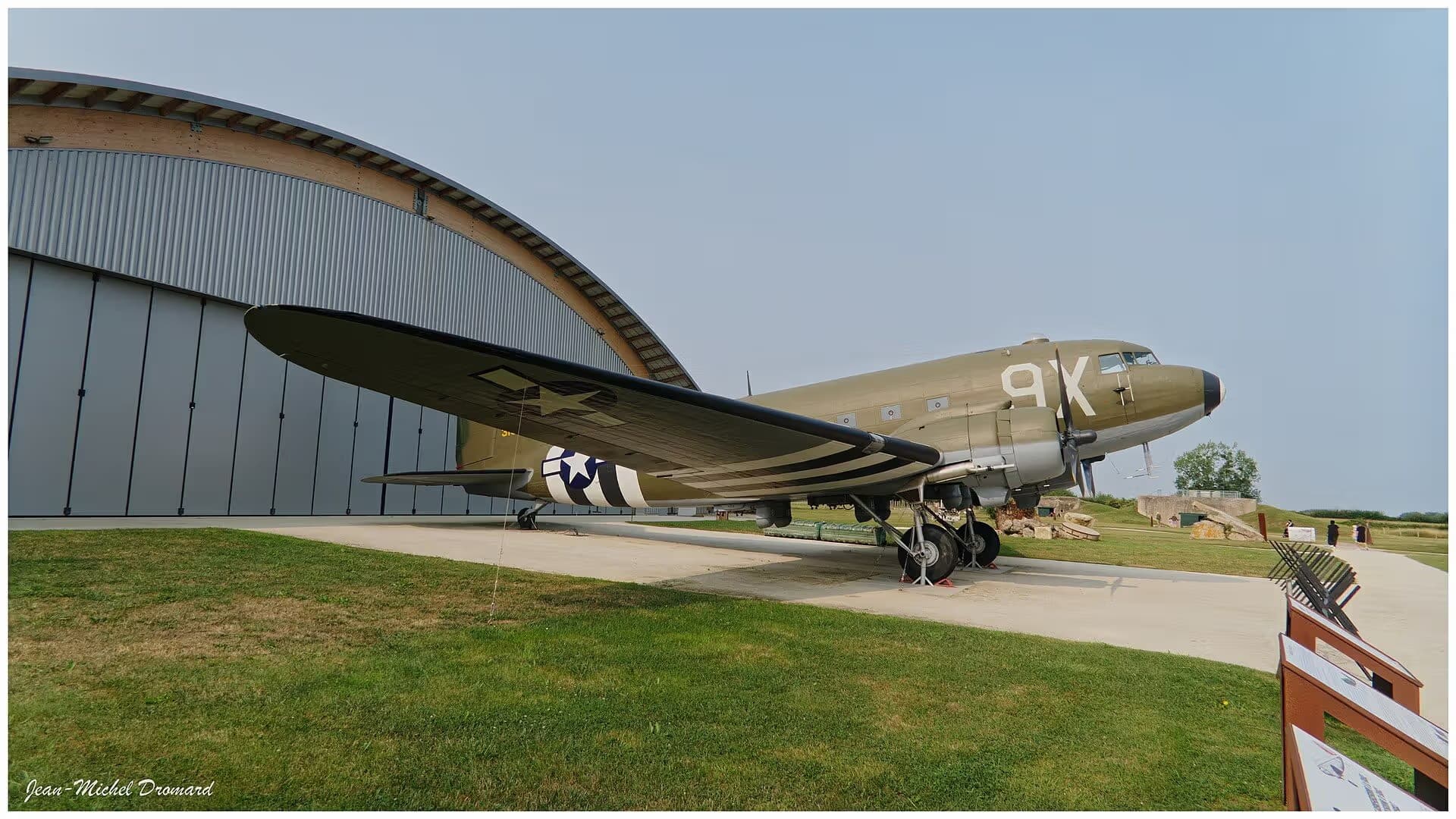 Unidentified — Twin-engine aircraft