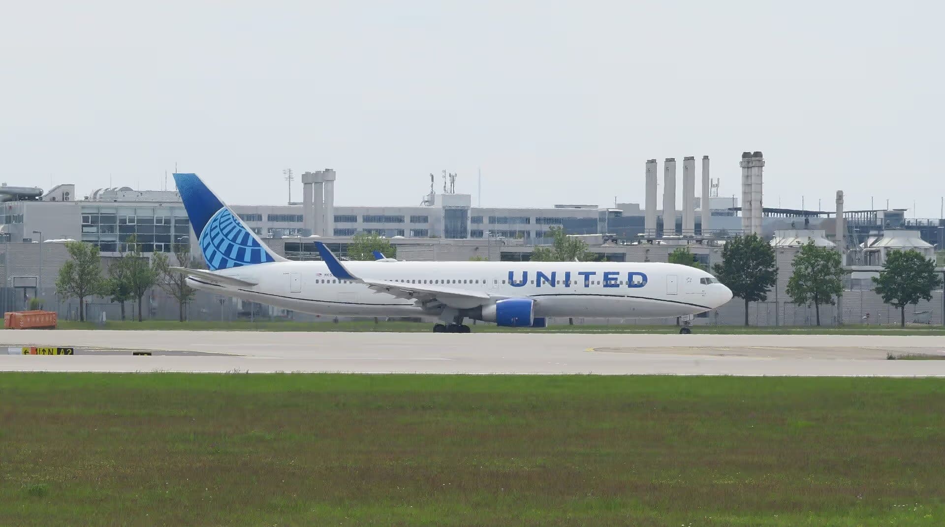 N659UA — Twin-engine aircraft