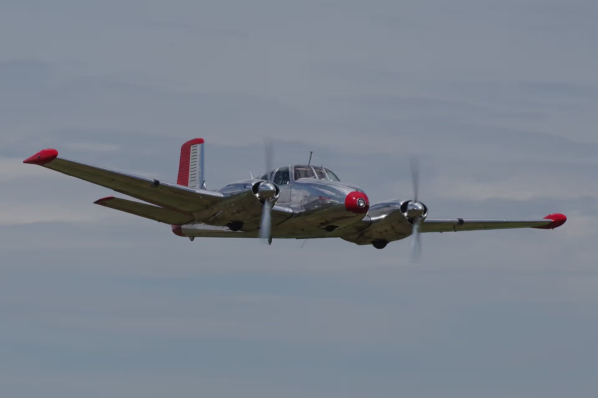 N3670B — Twin-engine aircraft