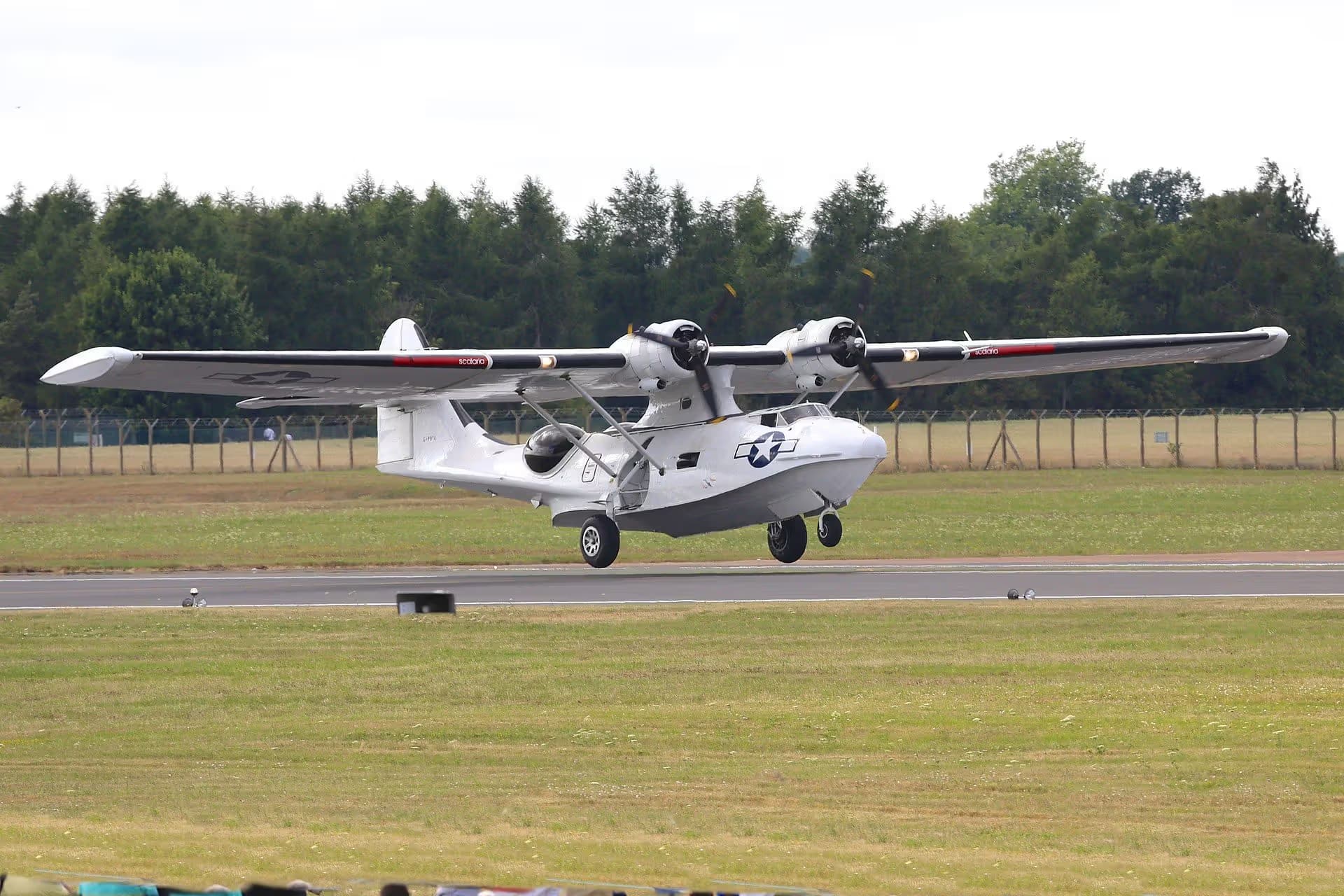 Unidentified — Twin-engine aircraft